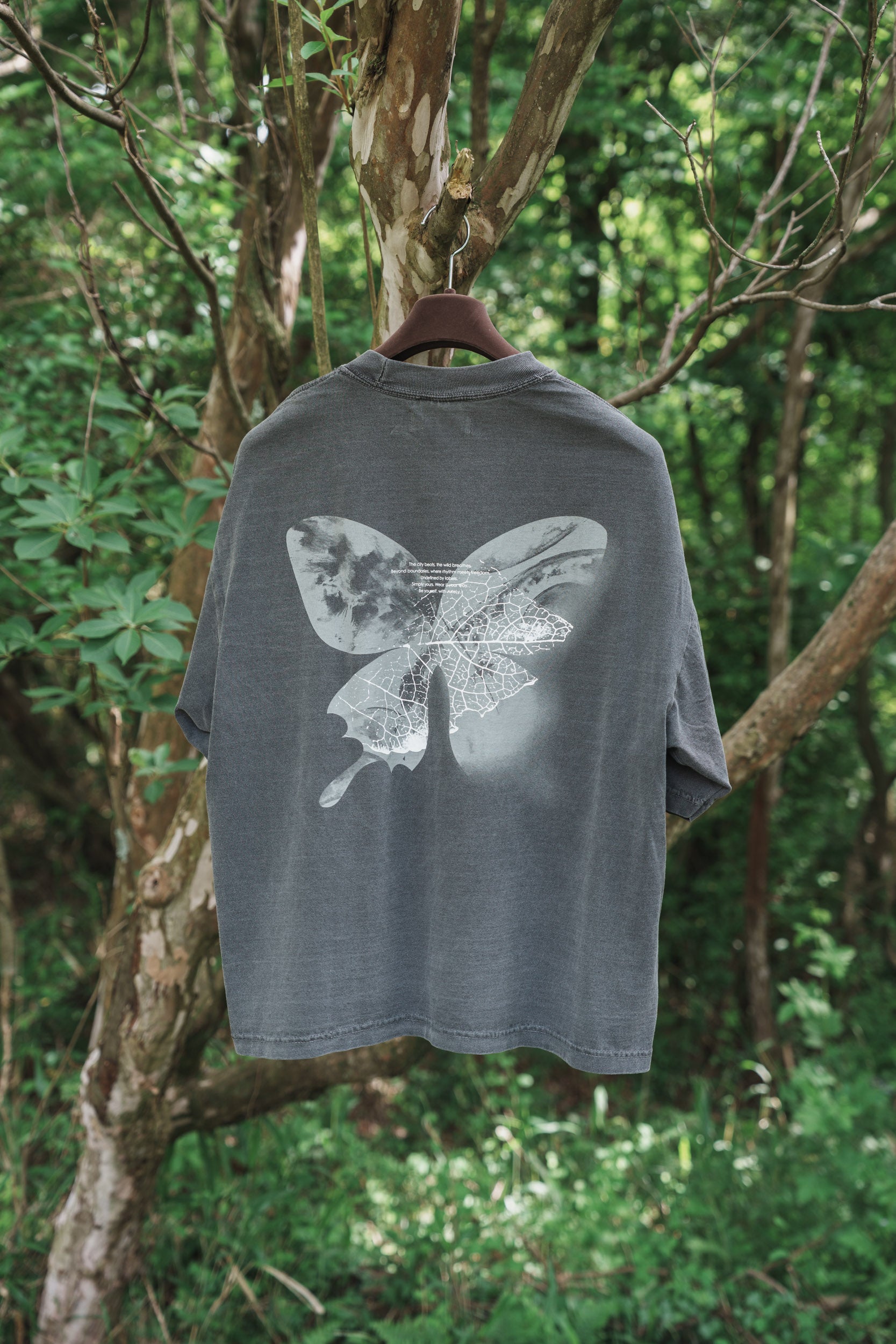 森の蝶 T-shirt（Gray） | ArteLy