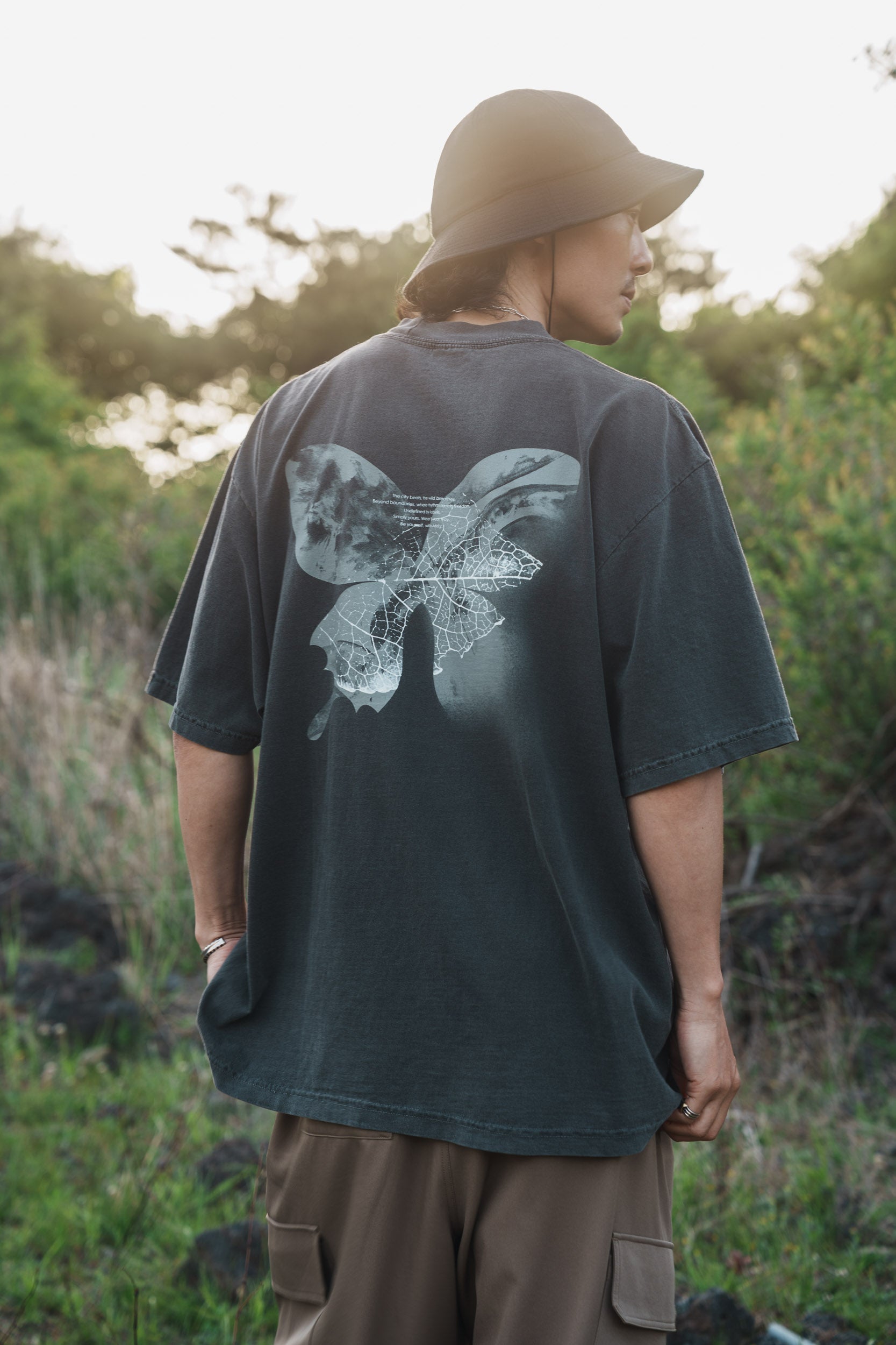 森の蝶 T-shirt（Gray）