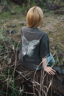 森の蝶 T-shirt（Gray）