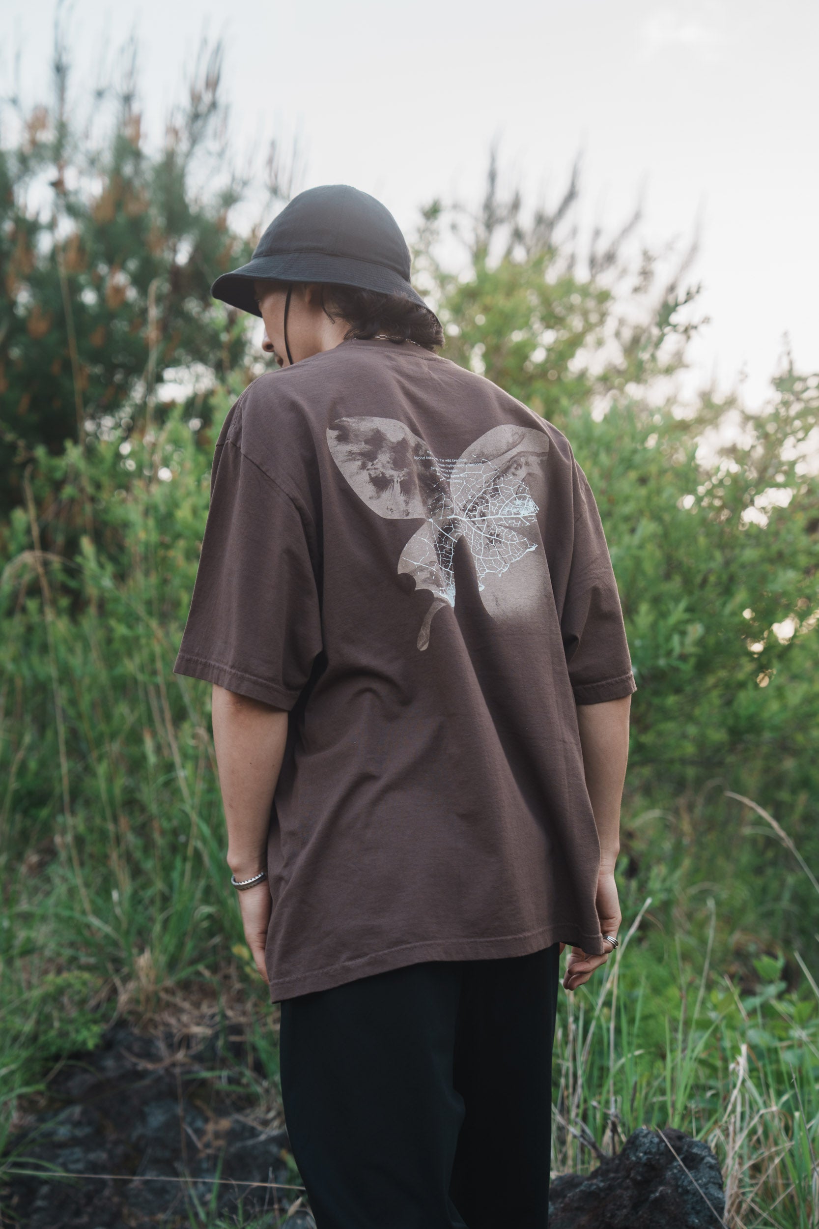 森の蝶 T-shirt（Brown）