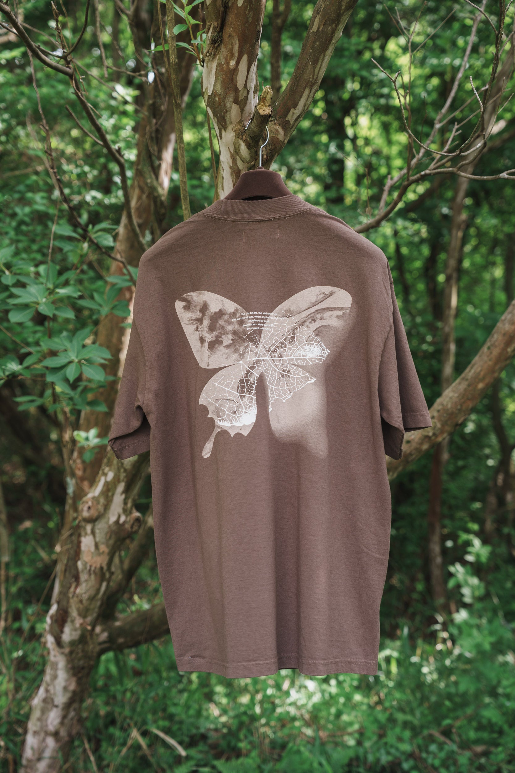森の蝶 T-shirt（Brown）