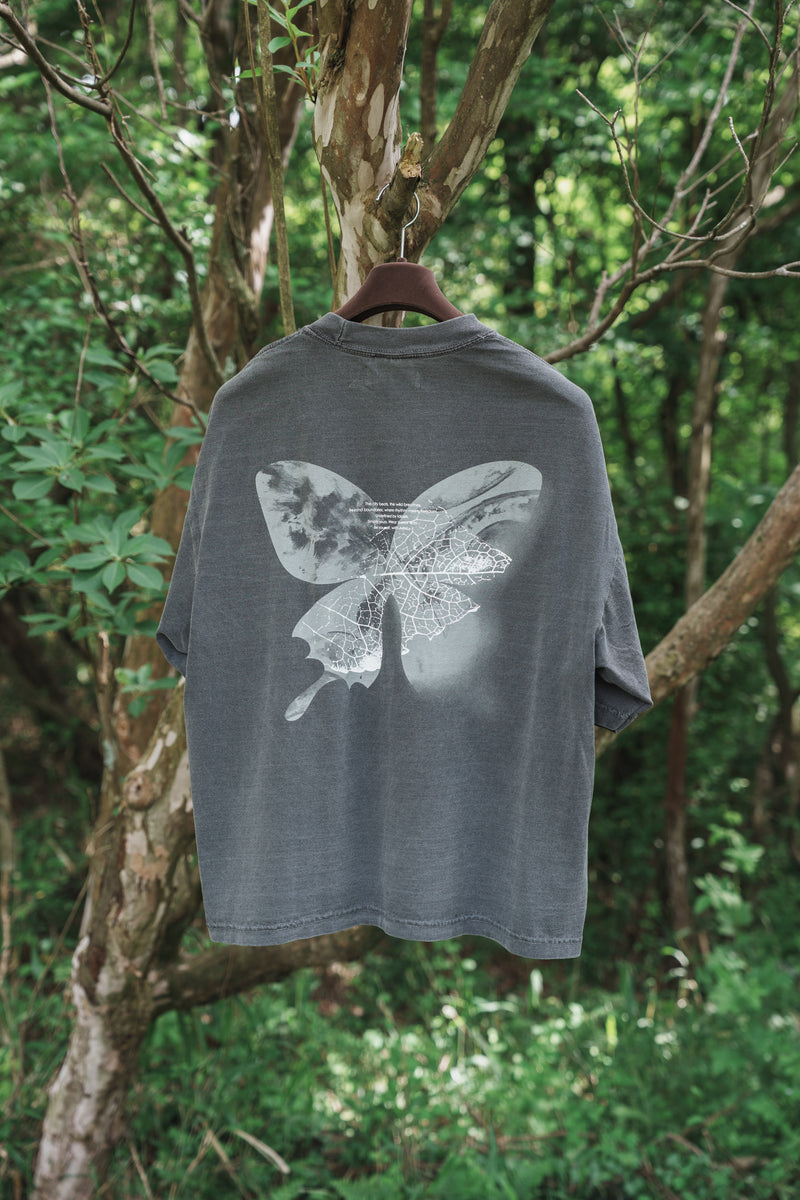 森の蝶 T-shirt（Gray）